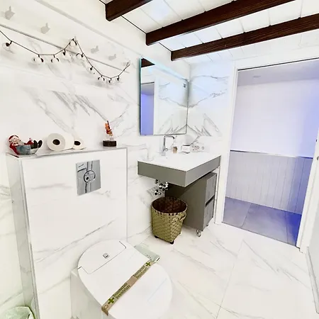 Chic & Artistic Los Cristianos Apartment *