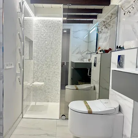 Chic & Artistic Los Cristianos Apartment *